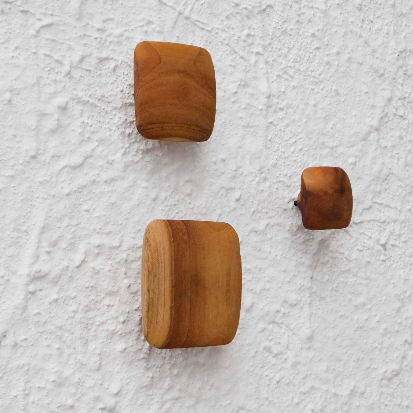 Botón colgador de madera teca - set de 3
