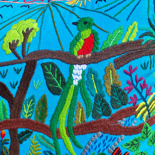Cojín bordado de Quetzal