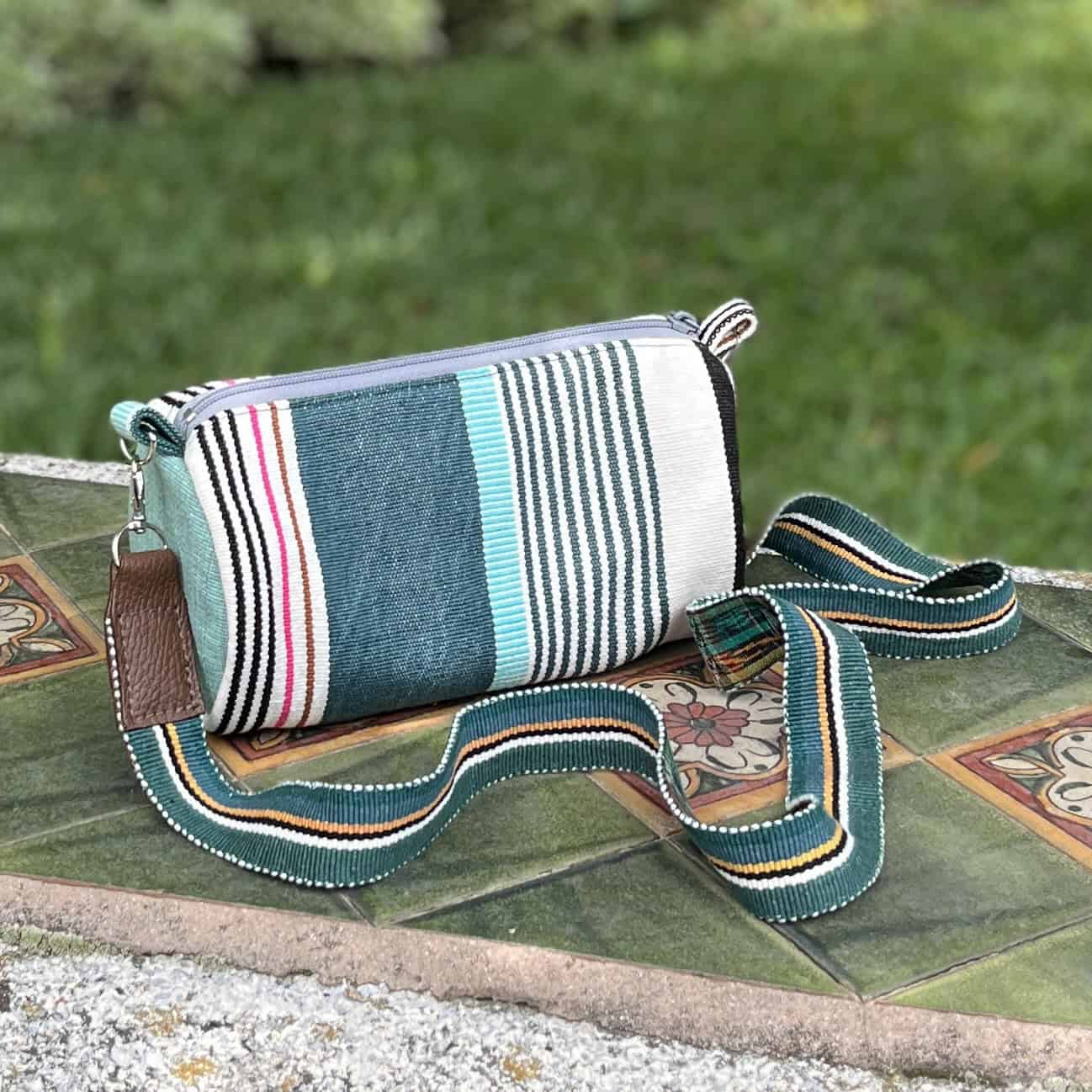 Bolso cilindro tonos verdes - Colección Raíces a rayas