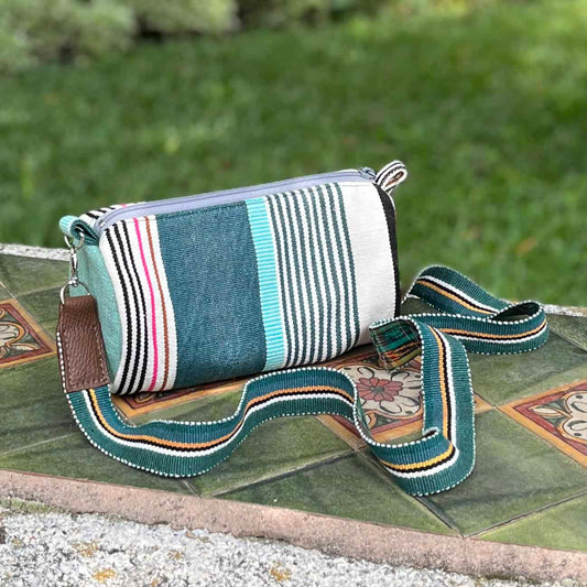 Bolso cilindro tonos verdes - Colección Raíces a rayas