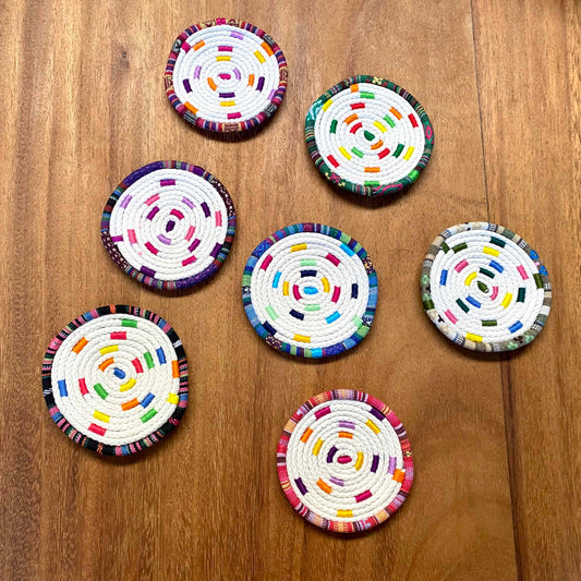 Posavasos borde típico fondo multicolor