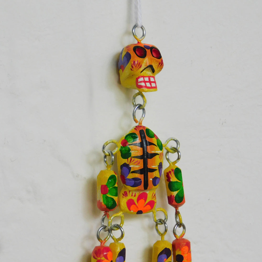 Marionetas de esqueletos coloridos