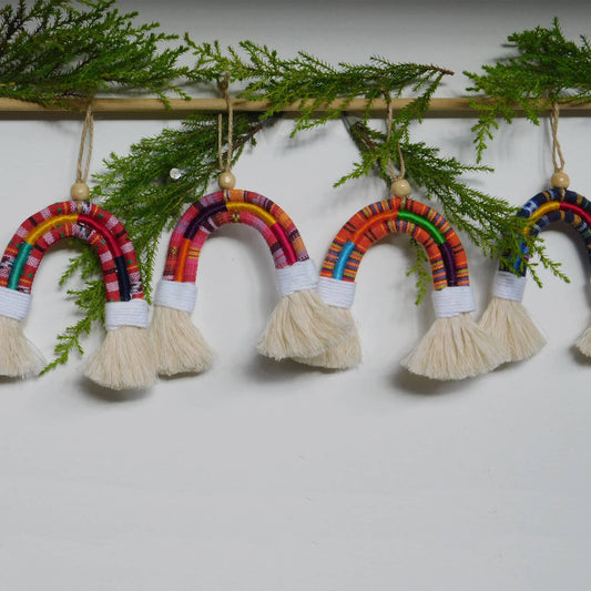 Adorno navideño arcoiris típico