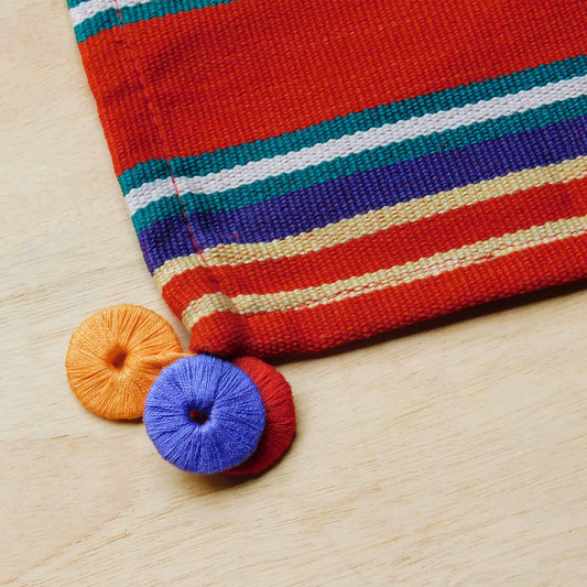 Camino de mesa rojo desierto