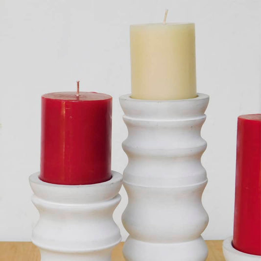 Candeleros blancos redondos