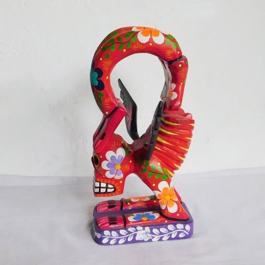 Figura decorativa de esqueleto acróbata en madera