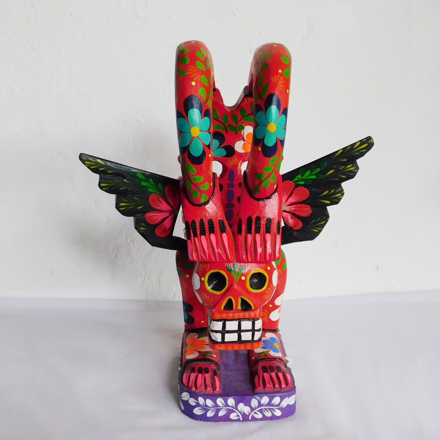 Figura decorativa de esqueleto acróbata en madera