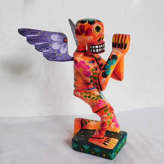 Figura decorativa de esqueleto en madera