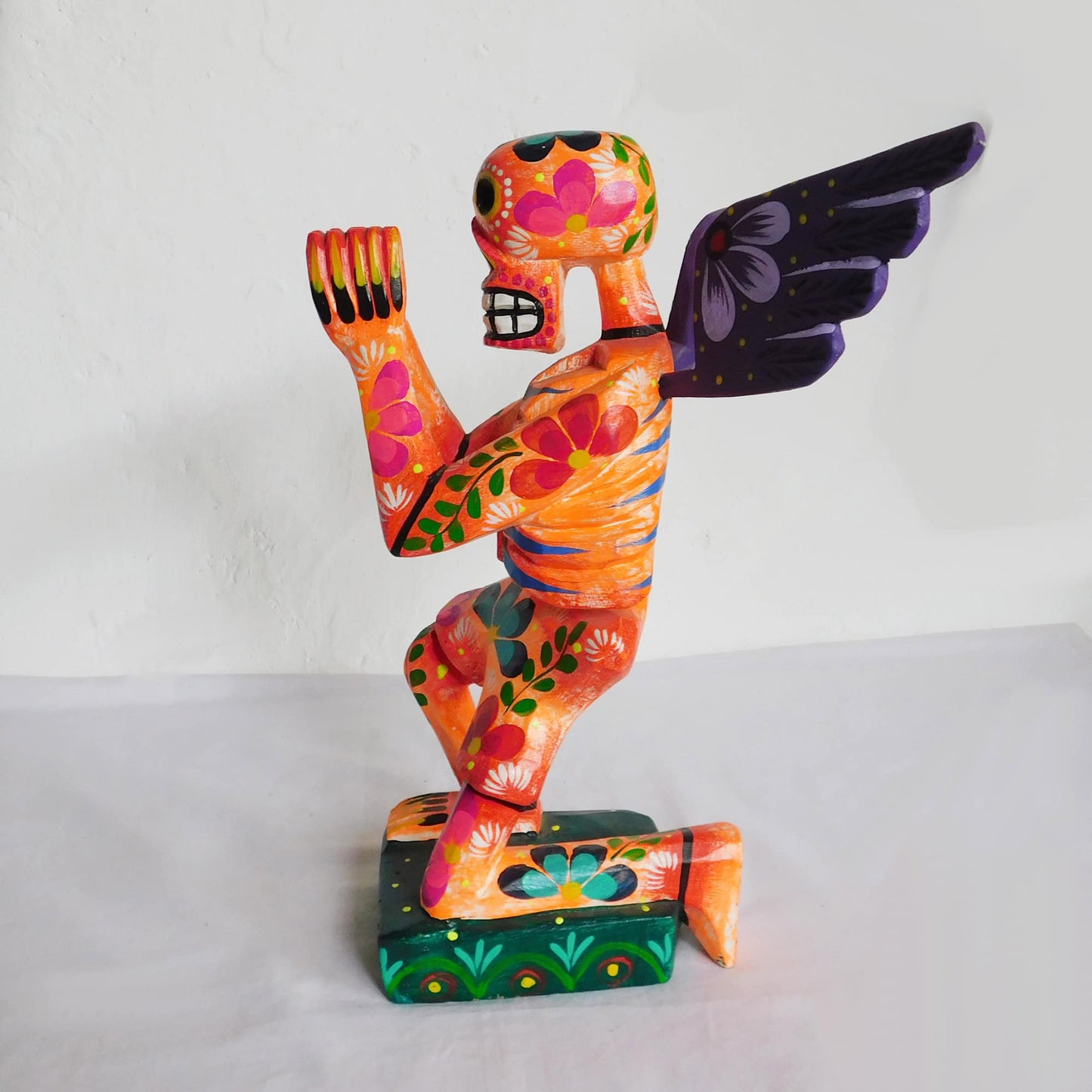 Figura decorativa de esqueleto en madera