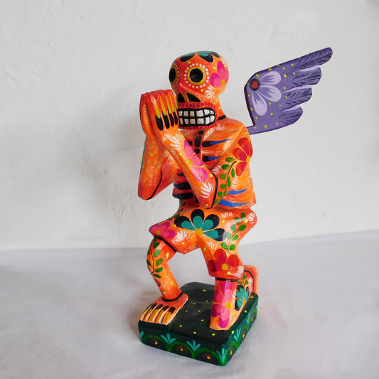 Figura decorativa de esqueleto en madera