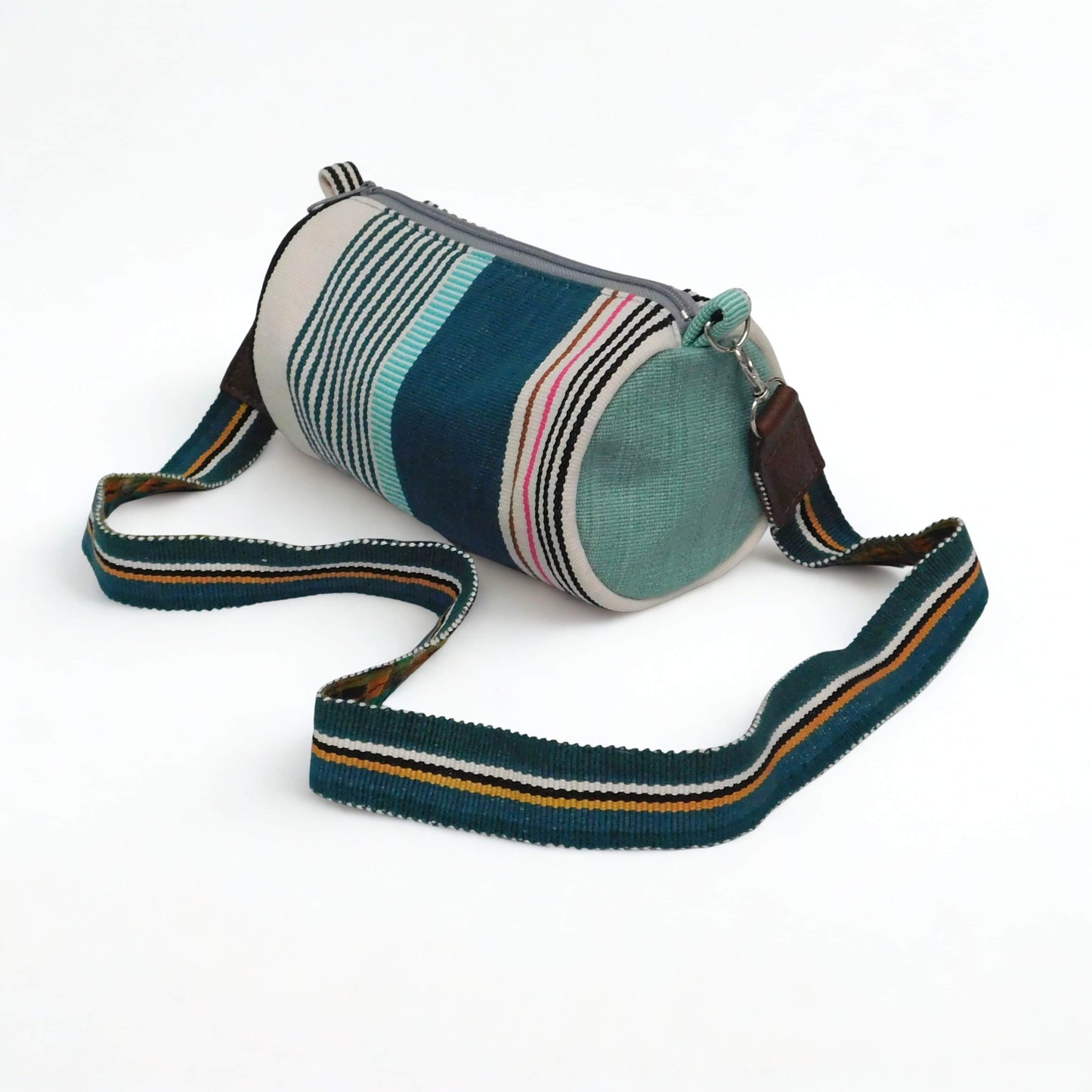 Bolso cilindro tonos verdes - Colección Raíces a rayas