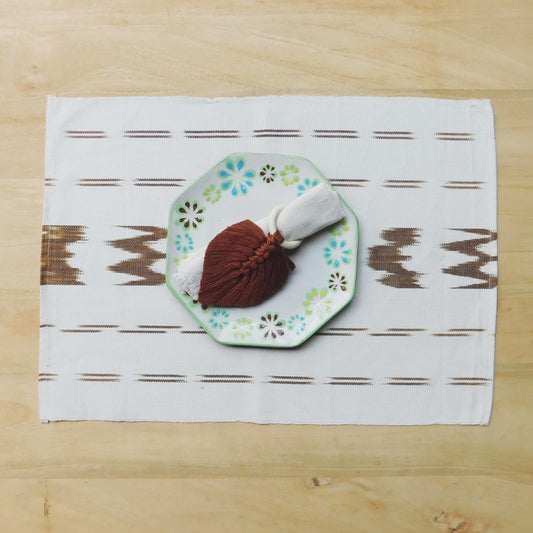 Individuales únicos en diseño Ikat - blanco y café canela