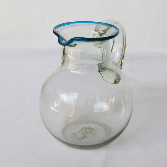 Jarra orilla agua marina