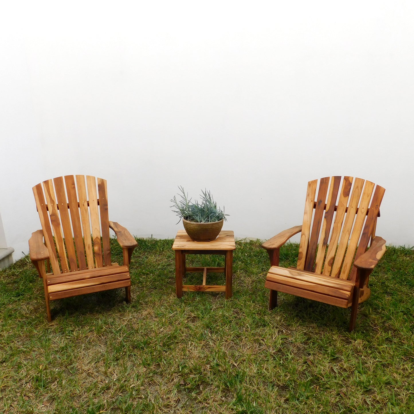 Silla Adirondack y mesa de teca
