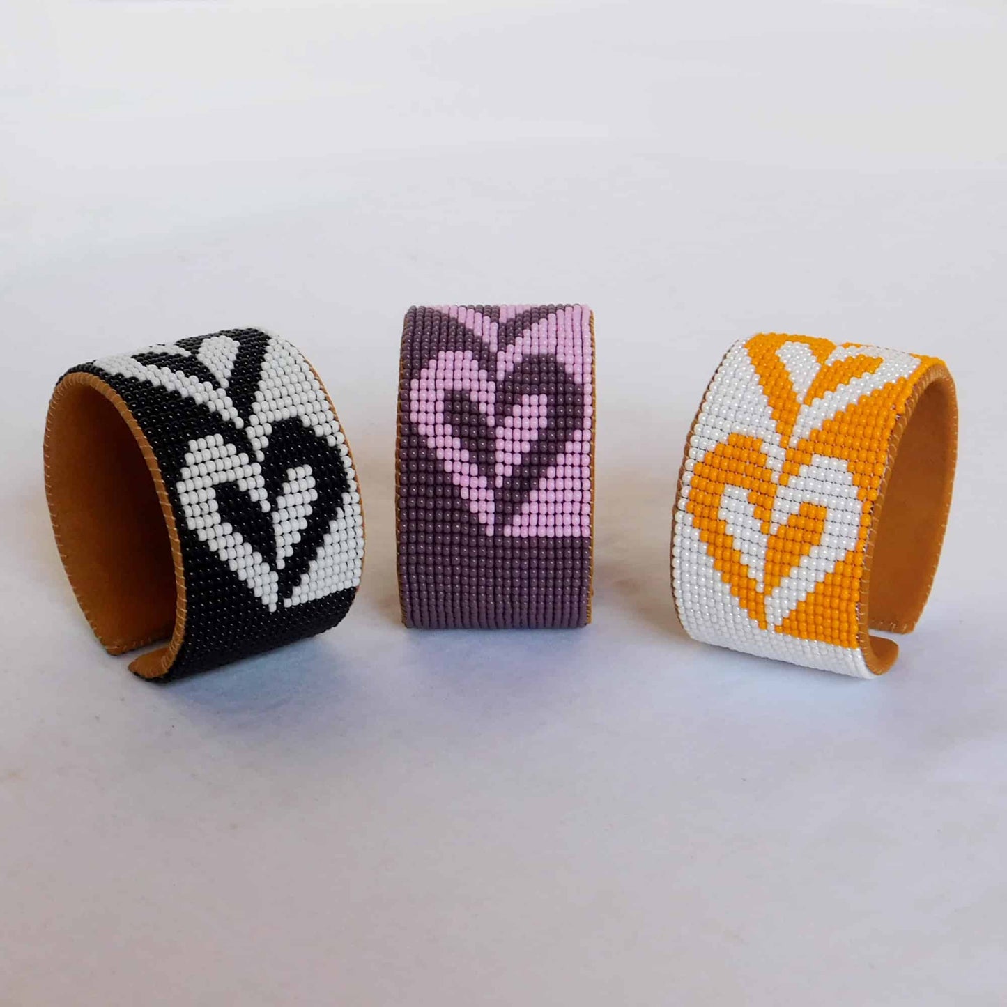 Brazalete rígido diseño corazones