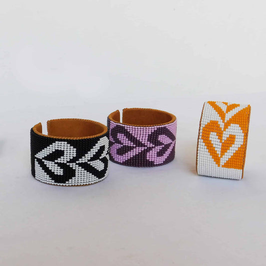 Brazalete rígido diseño corazones