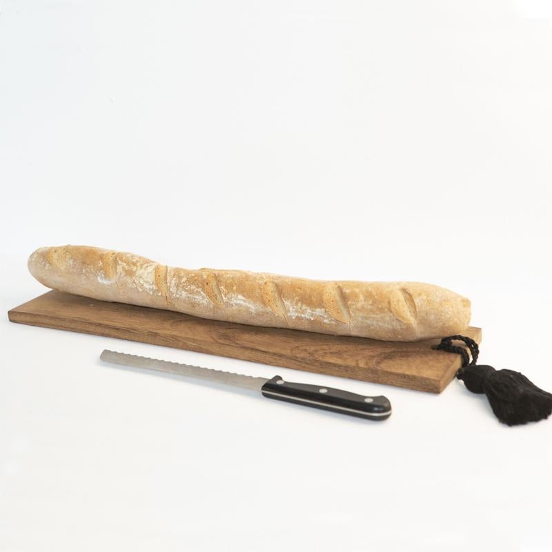 tabla larga para pan con borla decorativa