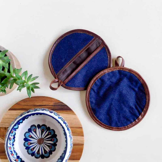 aisladores de lona con cuero junto a un plato de cerámica