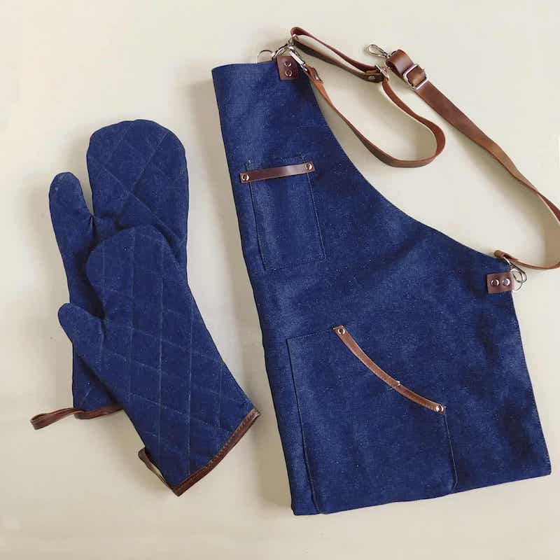guantes y gabacha de lona con detalles en cuero