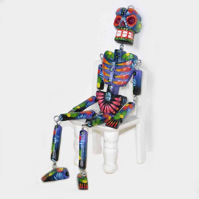 marioneta de esqueleto tallada y pintada a mano