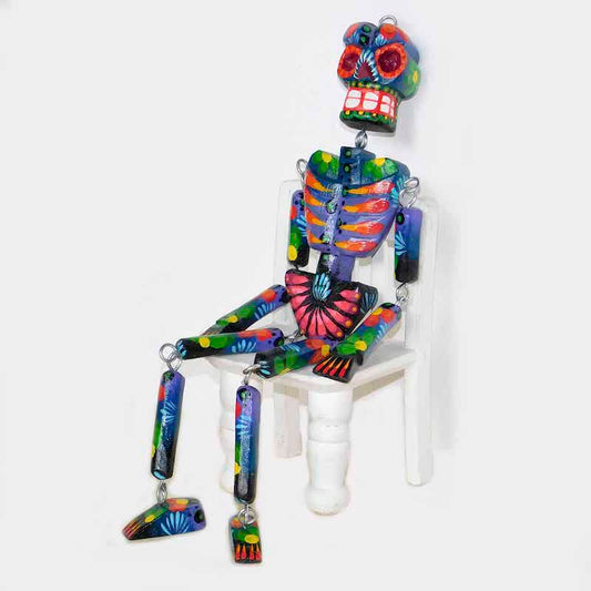 marioneta de esqueleto tallada y pintada a mano