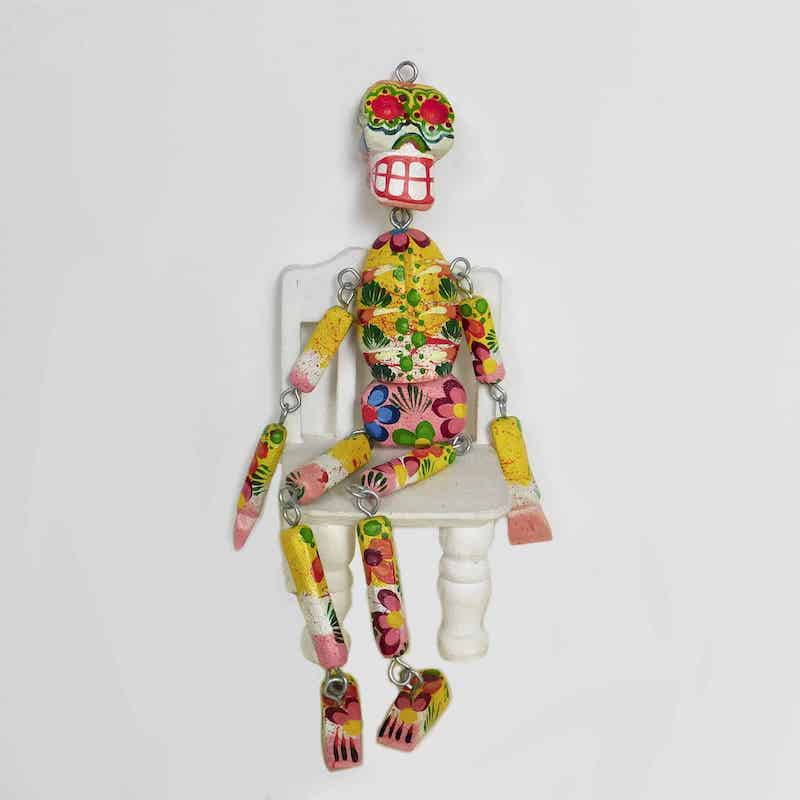marioneta de esqueleto colorido con flores pintadas 