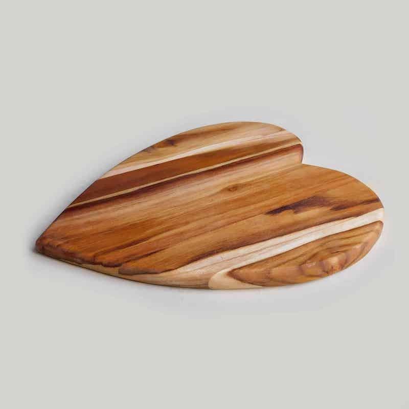 tabla en forma de corazón hecha a mano con madera teca
