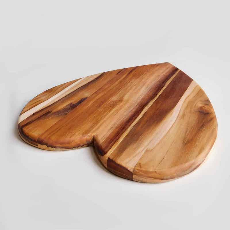 tabla para cortar o servir en forma de corazón hecha de madera