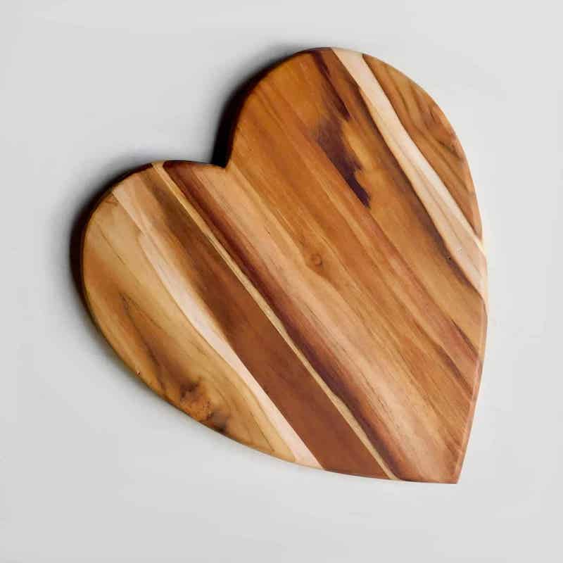 tabla para servir o cortar con forma de corazón hecha de madera
