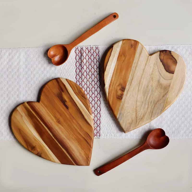 tablas y cucharas en forma de corazón hechas de maderas en Guatemala