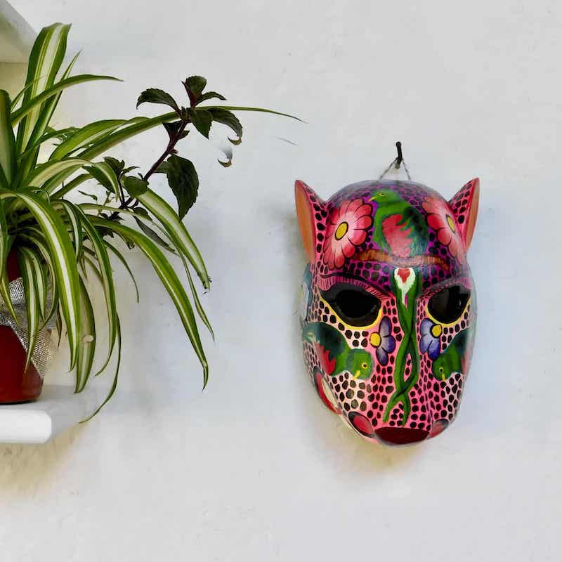 mascara-jaguar-tallada-madera-decoracion-rosada
