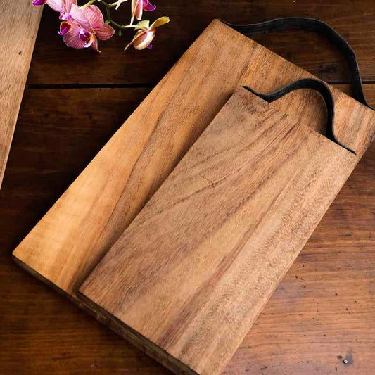 tablas rectangulares de madera con asas de cuero