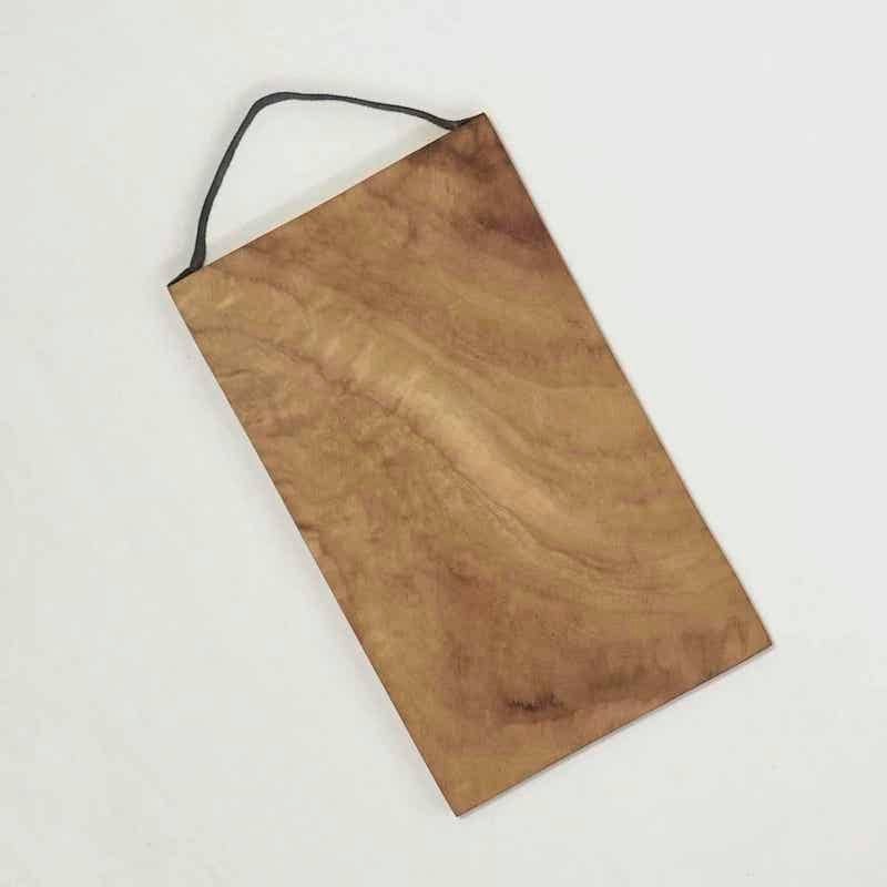 tabla de madera con asa de cuero de alta calidad