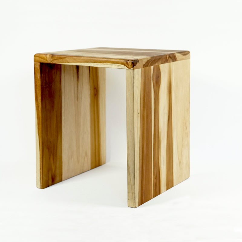 un banco cuadrado pequeño hecho de madera teca