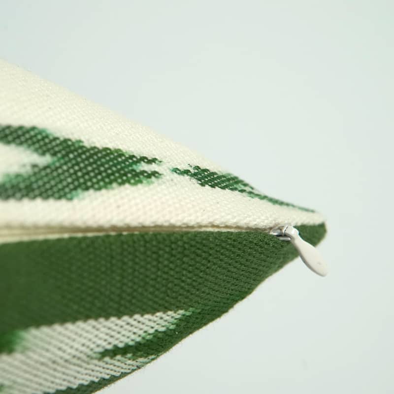 funda de cojín decorativo blanco con detalle ikat en verde