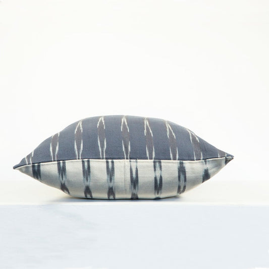Cojines decorativos diseño ikat gris de Guatemala