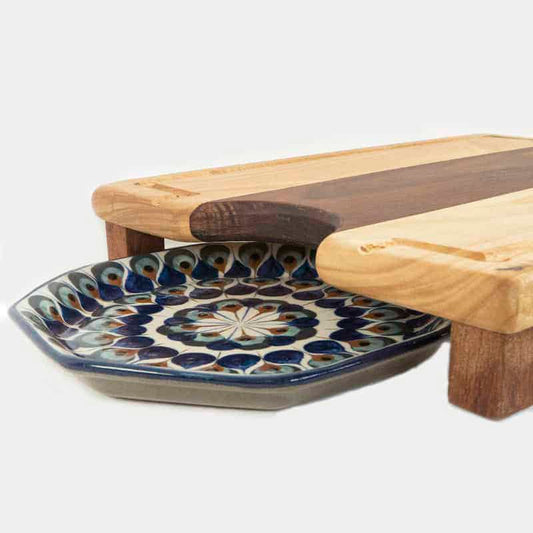 tabla de picar con patas y espacio para colocar un plato debajo