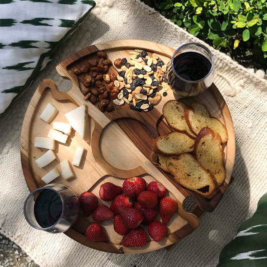 mesa para boquitas con cuatro compartimentos y espacio para cuatro compas de vino