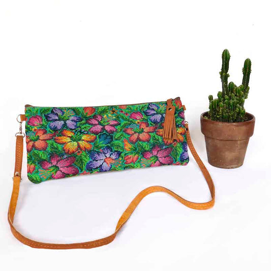 bolsa clutch de cuero con detalles en huipil verde