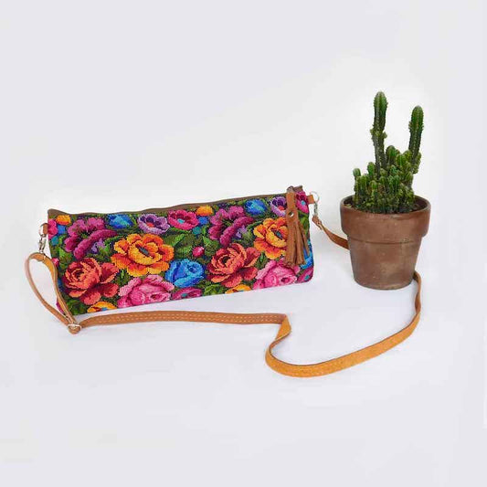 bolsa clutch de cuero y tela de huipil de guatemala
