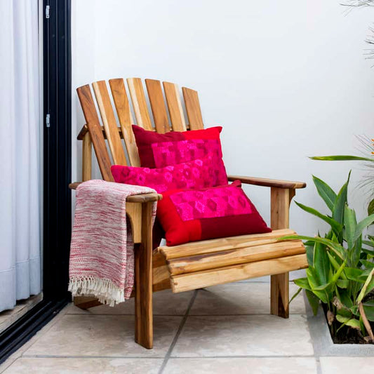 silla de exterior estilo adirondack hecha con madera teca