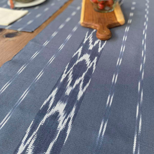 Camino de mesa - Serpentina gris con crudo