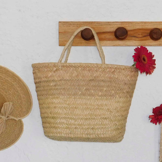 Canasta para la playa de fibra de palma