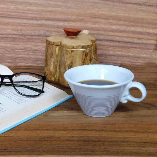 taza artesanal de color marrón y blanco para capuchino