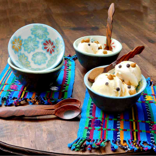 tazones pequeños de cerámica, servidos con helado