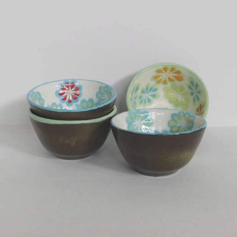cuencos de cerámica artesanales con diseños florales