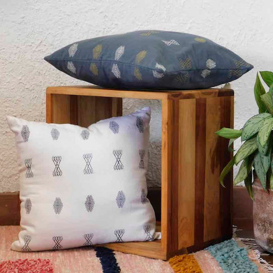 cojines grises y blancos tejidos y bordados