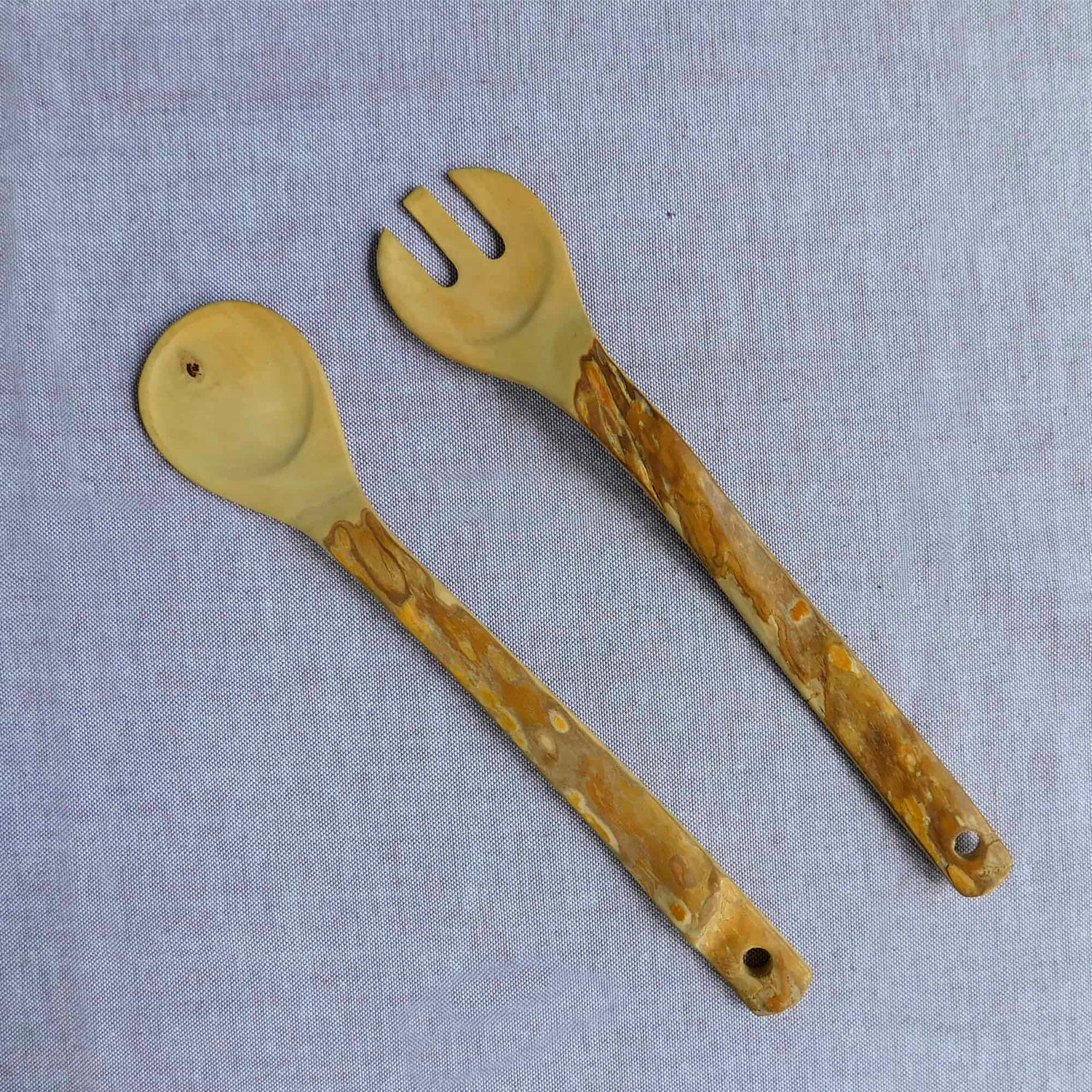 juego de cucharas para ensalada hechas con madera de la raíz de la planta de café