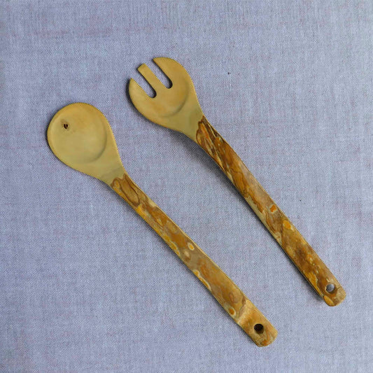 juego de cucharas para ensalada hechas con madera de la raíz de la planta de café