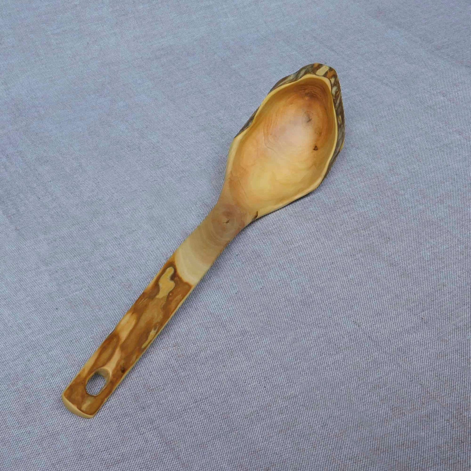 cuchara larga tallada en madera